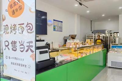 蛋黃酥、現烤吐司、奶油小方…金山這家工廠店只售當天現做！面包控的天堂